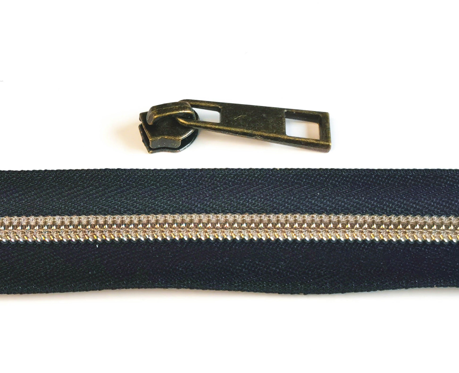 Zipper by the Yard (metre). 2.5m of #5 Zipper tape with 8 Zipper Sliders/Pullers By Kiwi Bagineers - Kiwi Bagineers