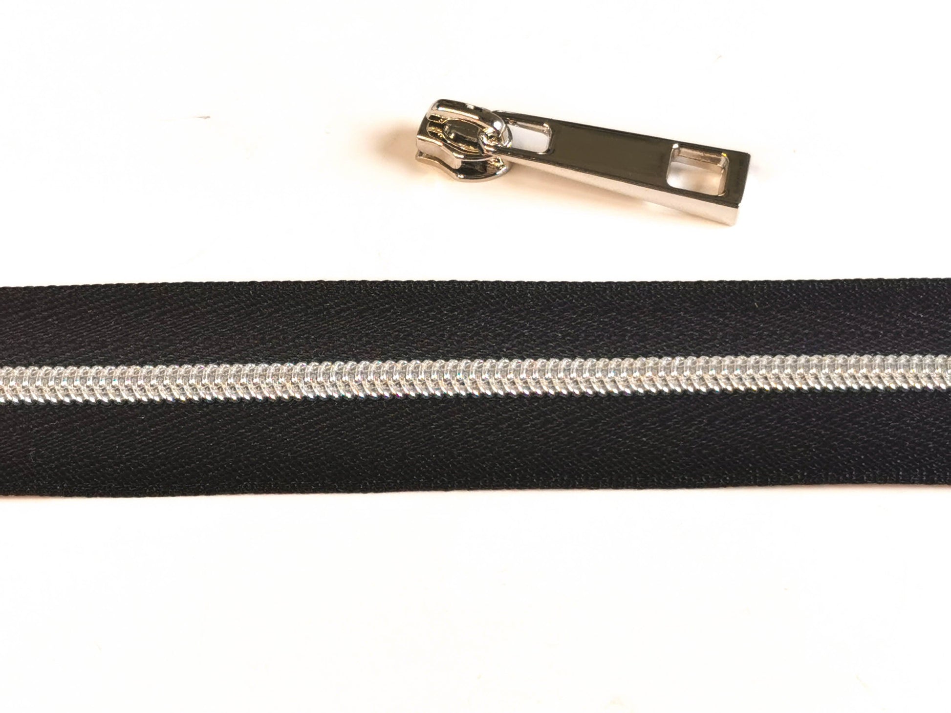 Zipper by the Yard (metre). 2.5m of #3 Zipper tape with 10 Zipper Sliders/Pullers - Kiwi Bagineers