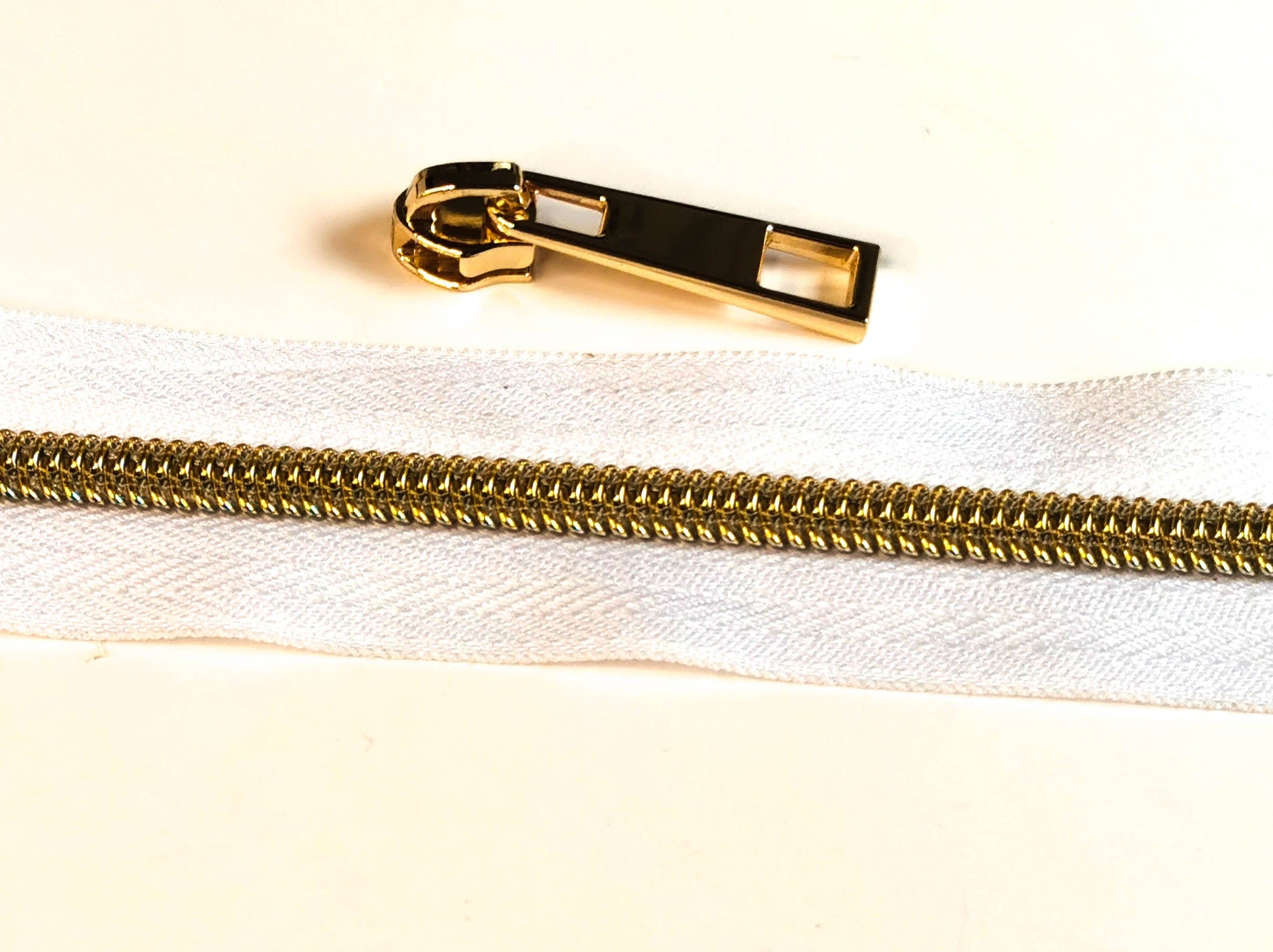 Zipper by the Yard (metre). 2.5m of #5 Zipper tape with 8 Zipper Sliders/Pullers By Kiwi Bagineers - Kiwi Bagineers